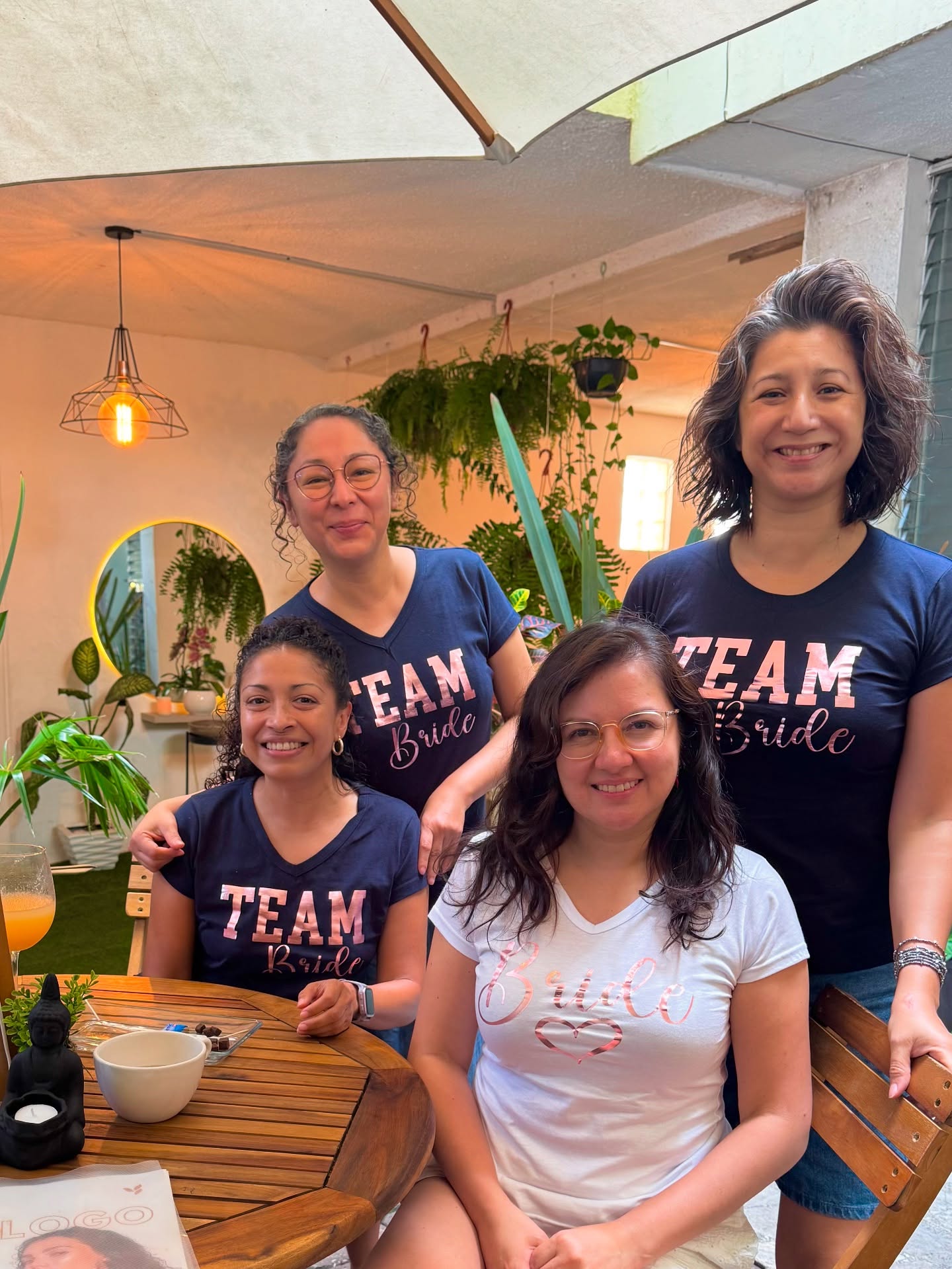 Grupo de amigas en despedida o día especial en spa